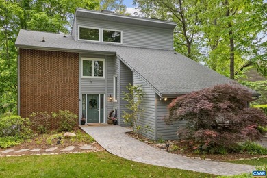 Tucked along the shores of Lake Monticello, is this Custom - photo 5