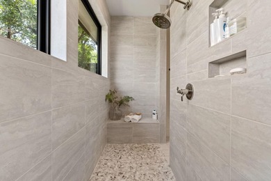 Stunning custom home in Horseshoe Bay offering elevated Hill - photo 15