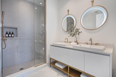 Rare high-floor corner residence in the Bayshore Building at Mr - photo 24