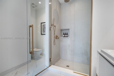 Rare high-floor corner residence in the Bayshore Building at Mr - photo 25