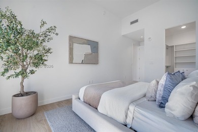 Rare high-floor corner residence in the Bayshore Building at Mr - photo 30