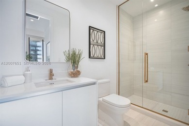 Rare high-floor corner residence in the Bayshore Building at Mr - photo 31