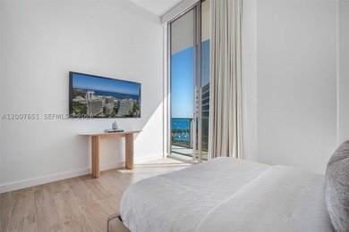 Rare high-floor corner residence in the Bayshore Building at Mr - photo 36