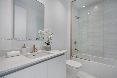 Rare high-floor corner residence in the Bayshore Building at Mr - photo 37