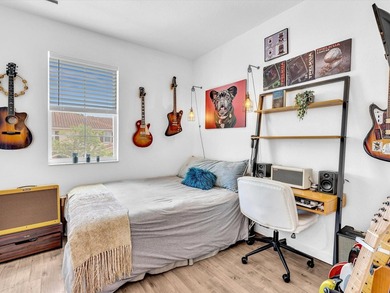 Welcome to this beautifully maintained 3-bedroom, 2.5-bathroom - photo 37