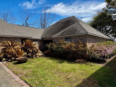 This 2006 custom built Lakehouse boast high ceilings 3 bedrooms - photo 4