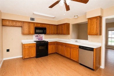 Tucked away in the desirable Calallen area, this 2 bedroom, 2.5 - photo 4
