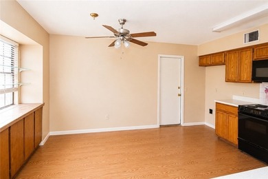 Tucked away in the desirable Calallen area, this 2 bedroom, 2.5 - photo 5