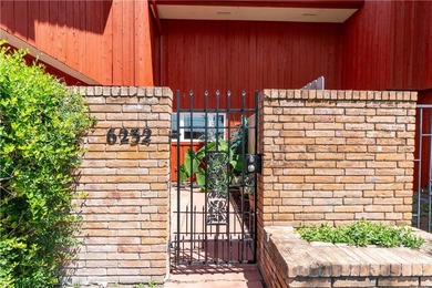 This beautifully renovated townhome is centrally located in - photo 2