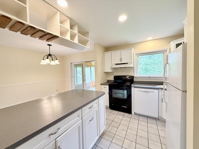 Nice split-level home located on a quiet dead-end street in the - photo 11
