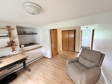 Nice split-level home located on a quiet dead-end street in the - photo 21