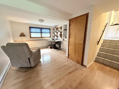 Nice split-level home located on a quiet dead-end street in the - photo 22
