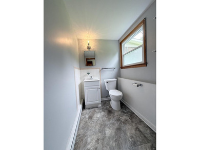 Nice split-level home located on a quiet dead-end street in the - photo 23