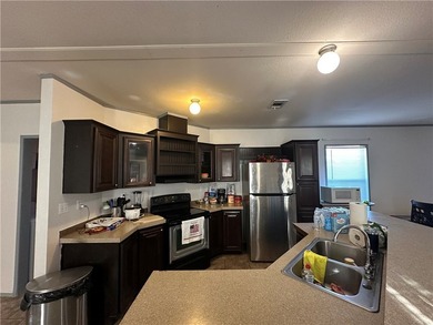 Welcome to this well-maintained 3-bedroom, 2-bath mobile home - photo 7
