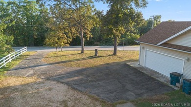 Welcome to this 4-bedroom, 3-bath lake-area-retreat with - photo 37