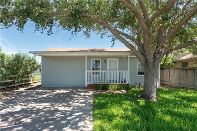 This property offers 4 bedrooms/ 2 bathrooms and a big side back - photo 1