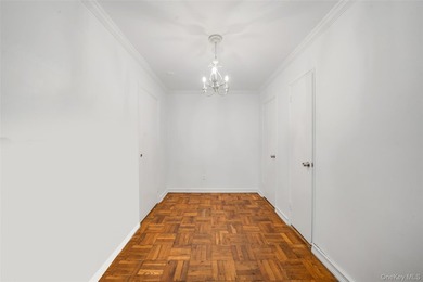 Welcome to this spacious and sun-filled Junior 4 co-op ideally - photo 5