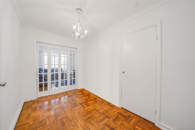 Welcome to this spacious and sun-filled Junior 4 co-op ideally - photo 6