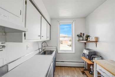 Welcome to this spacious and sun-filled Junior 4 co-op ideally - photo 8