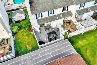 Terrific and spacious end-unit 3-bedroom, 2.5-bath furnished - photo 33