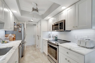 Finest location in Palm Beach, ultra- private, golf course and - photo 16