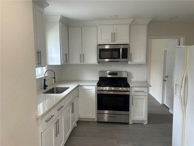 Beautiful home with a complete renovation. This home features a - photo 3