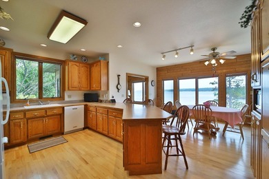Magnificent Kabetogama Lake home on 14 acres. This custom-built - photo 3