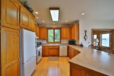 Magnificent Kabetogama Lake home on 14 acres. This custom-built - photo 4