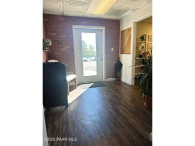 Perfect commercial building situated for 1 or two tenants, with