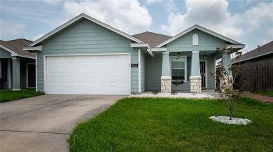 Welcome to this charming cottage-style retreat in the heart of - photo 1