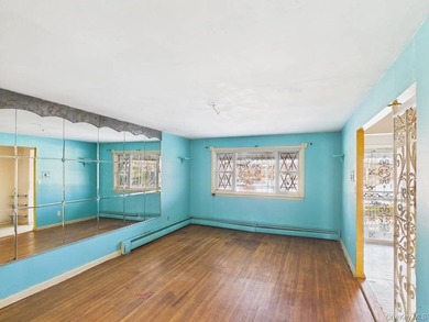 Semi-detached two-family home located in the Allerton section of - photo 5