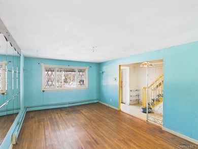 Semi-detached two-family home located in the Allerton section of - photo 6