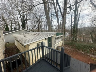 Welcome to your lakeside escape! This cozy, well-maintained - photo 19