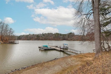 Welcome to your lakeside escape! This cozy, well-maintained - photo 24