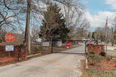 Welcome to your lakeside escape! This cozy, well-maintained - photo 25