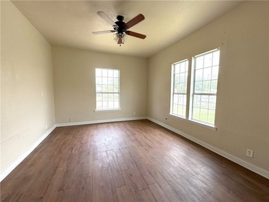 Great opportunity in a convenient central location! This 3 - photo 4
