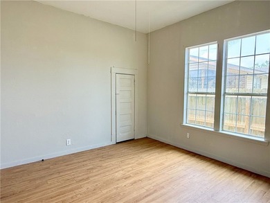 Great opportunity in a convenient central location! This 3 - photo 8