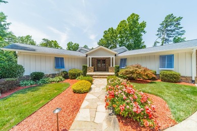 Discover a true Lake Norman gem! Tucked away on nearly an acre - photo 1