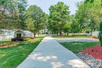 Discover a true Lake Norman gem! Tucked away on nearly an acre - photo 3