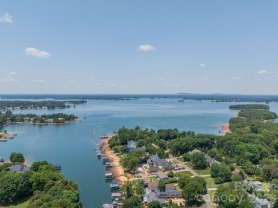 Discover a true Lake Norman gem! Tucked away on nearly an acre - photo 4
