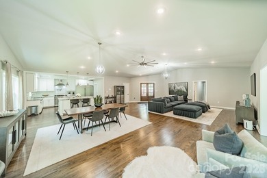 Discover a true Lake Norman gem! Tucked away on nearly an acre - photo 7
