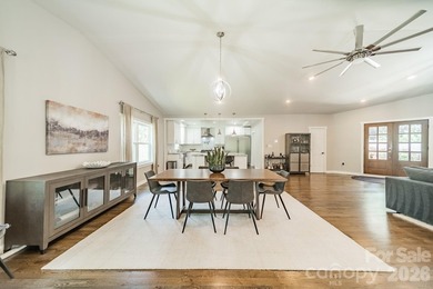 Discover a true Lake Norman gem! Tucked away on nearly an acre - photo 9