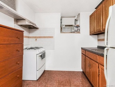 Welcome to 1858 Phelan Place in the Morris Heights section of - photo 33