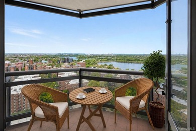 Tastefully renovated high floor, split 2 bedroom, 2 bath, 2 - photo 4