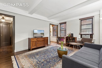 Welcome home to a light-filled south facing one-bedroom - photo 2