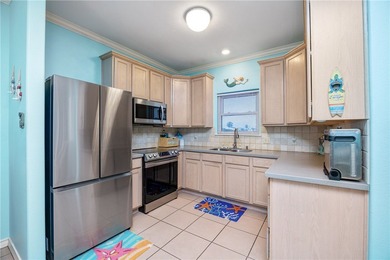 A TOWNHOME MINUTES AWAY FROM PACKERY CHANNEL?? Sign me up! This - photo 16