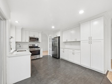 Beautiful Ravinia Woods 5 bed, 3 bath home is ready for you to - photo 8