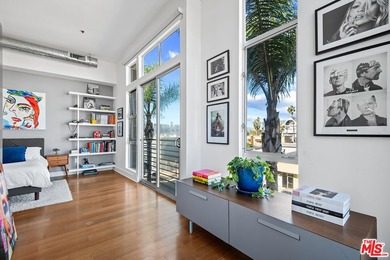 Light and bright loft style corner unit with 2 full bathrooms in - photo 11