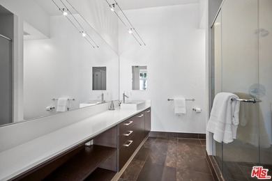 Light and bright loft style corner unit with 2 full bathrooms in - photo 15
