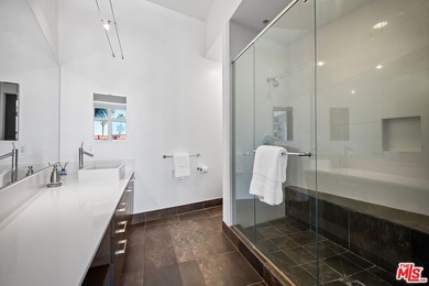 Light and bright loft style corner unit with 2 full bathrooms in - photo 16